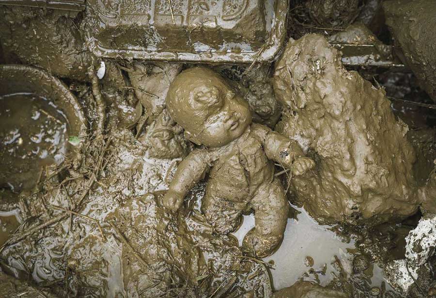 Poupée dans la boue - Photo Manu Mielniezuk